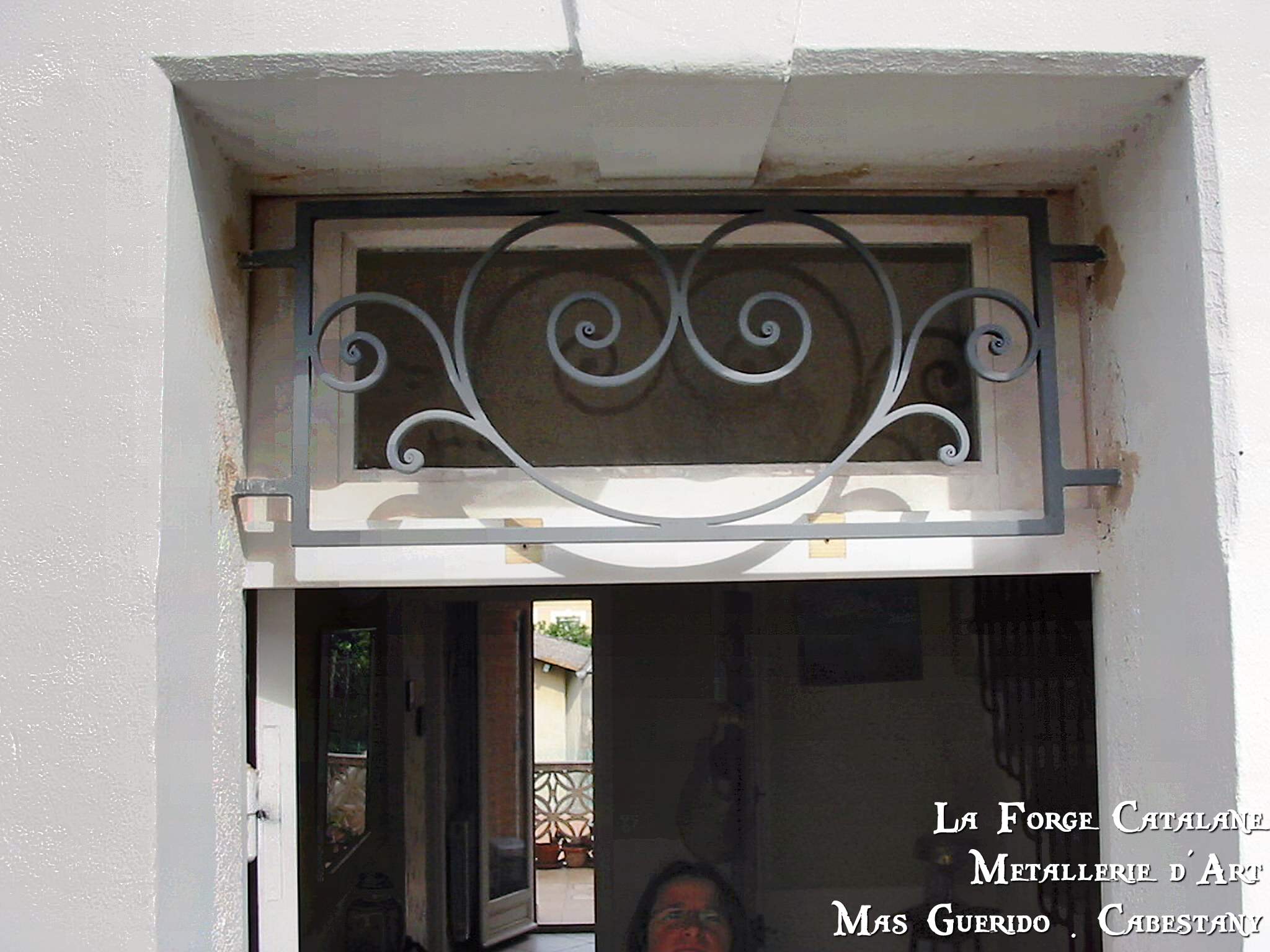 Grille fixe imposte volute coeur fer forge catalane cabestany.jpg